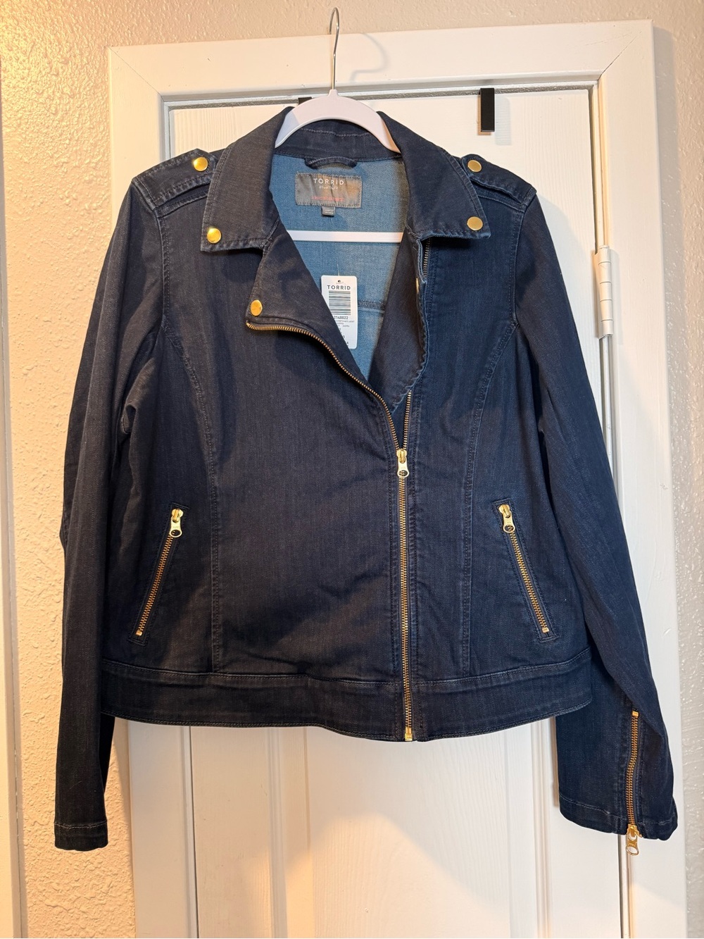 Torrid NWT size 2 cropped denim jacket